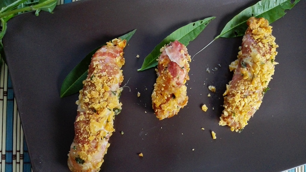 Involtini di pollo con crumble all' erba luisa su piatto con decorazione di foglie