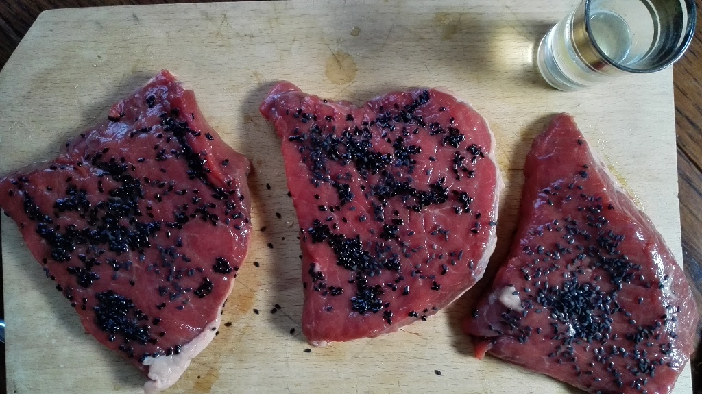 Carne preparata con semi di sesamo neri