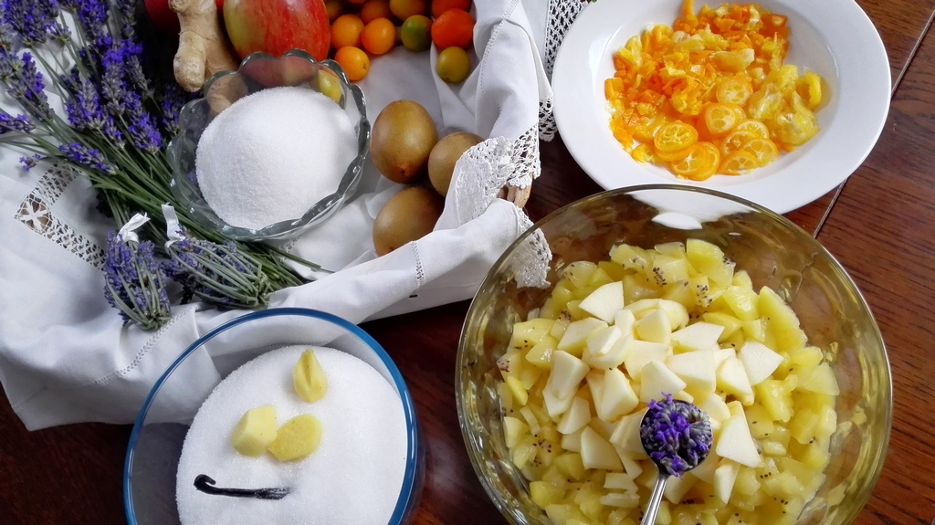 Ingredienti preparati: zenzero, kumquat, kiwi e mela spezzettati