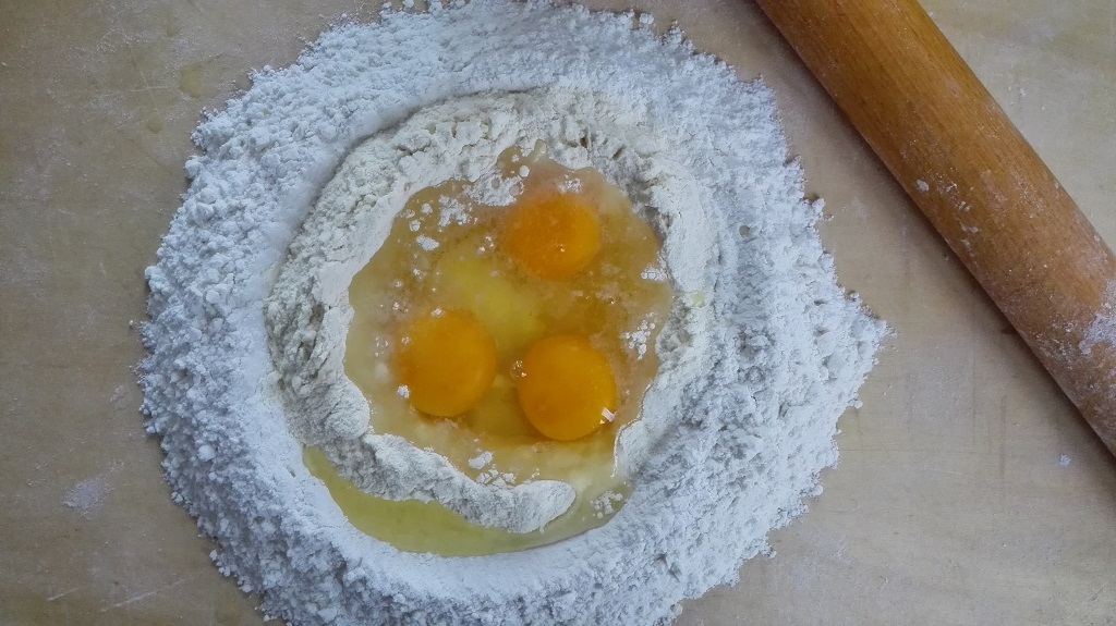 Ingredienti per la pasta, farina con uova e olio
