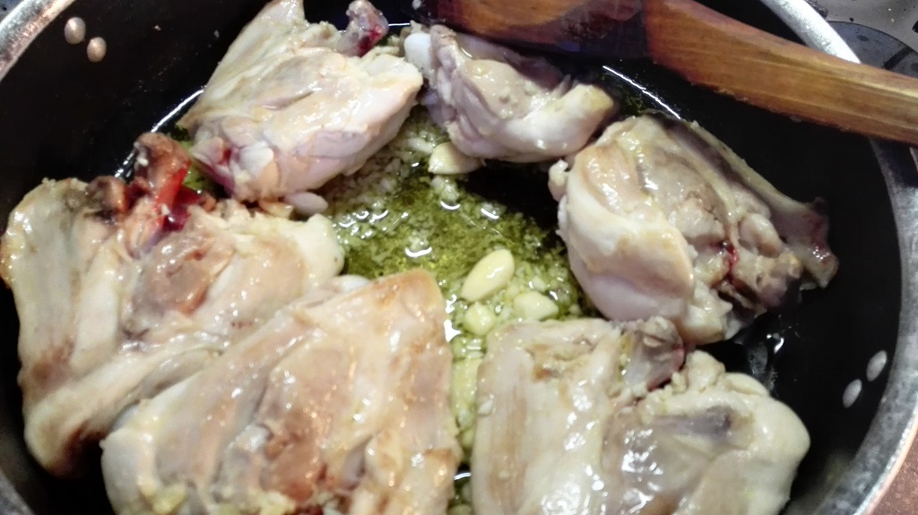 Pollo con aglio, mandorle e olio