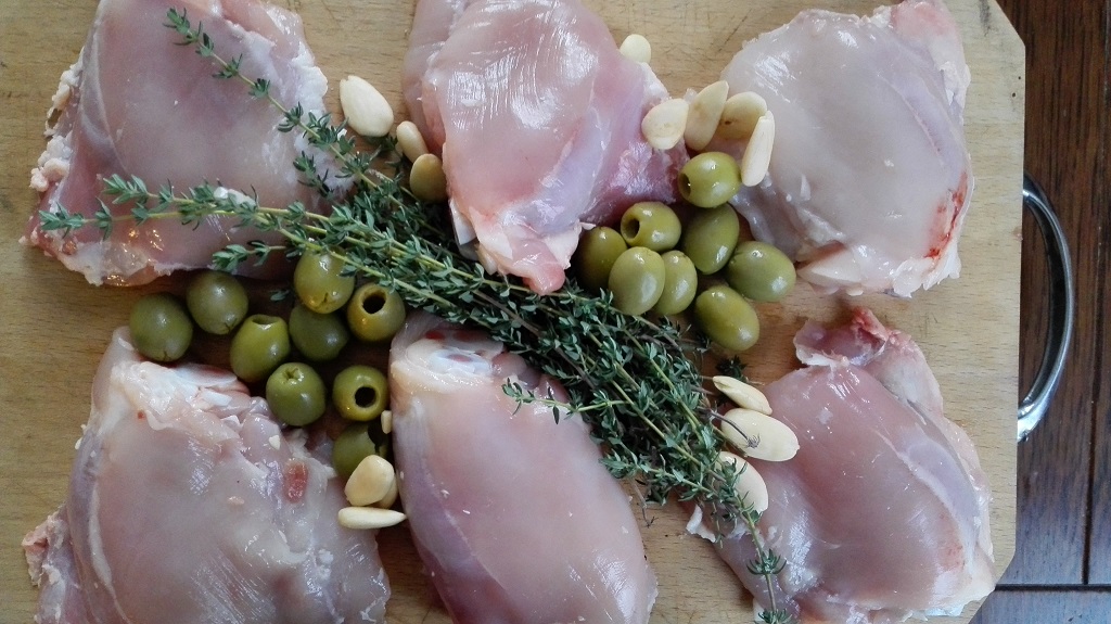Ingredienti: pollo, timo, olive verdi, mandorle