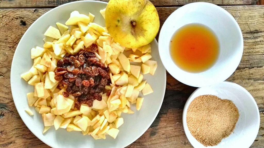 Ingredienti preparati: mele a dadini, uvetta, rum, amaretti sbriciolati