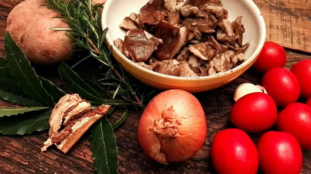 Ingredienti: funghi, patate,cipolla, pomodorini, rosmarino, aglio e alloro