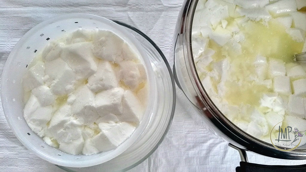 Fare il formaggio in casa Primosale cagliata nelle fuscelle per lo spurgo del siero
