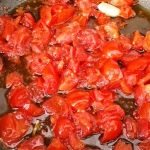 Barchette di salmone al timo Cottura pomodorini in padella con aglio