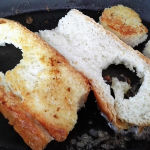 Francy toast Preparazione pane con foro centrale