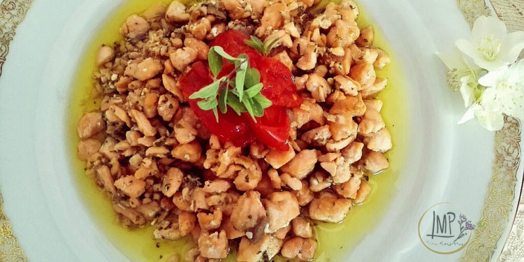 Maccheroni genovesi al ragù di salmone Ragù su piatto