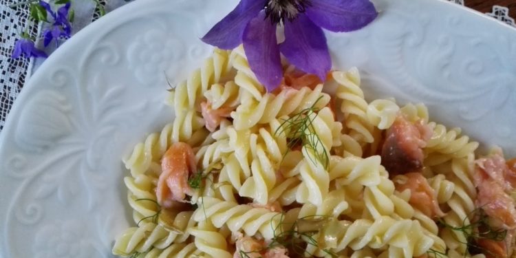 Particolare dei fusilli con carciofi, salmone affumicato, finocchio selvatico e decorazione di clematide