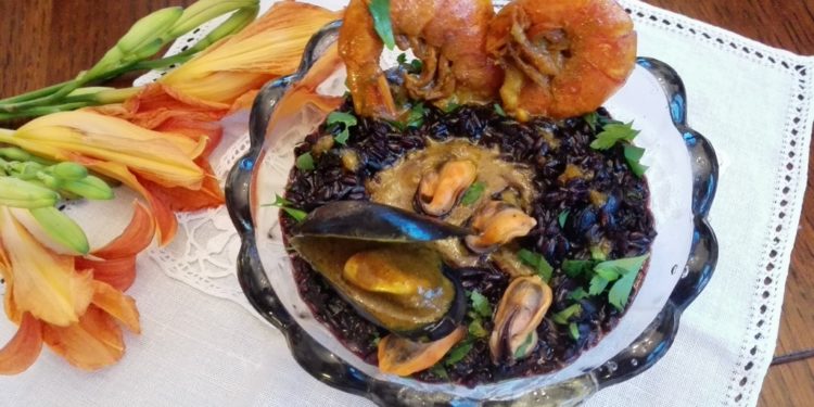 Foto di copertina con il riso in ciotola di vetro e decorazione di fiori