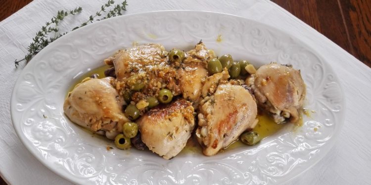 Pollo alle mandorle alla ligure su un piatto di portata