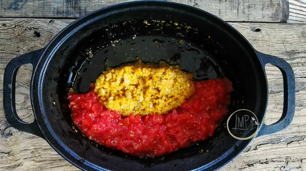 Ragù di pomodoro Soffritto e pursemin in pentola