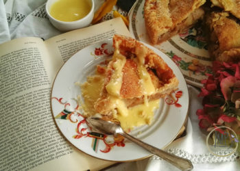 Apple pie con crema e libro