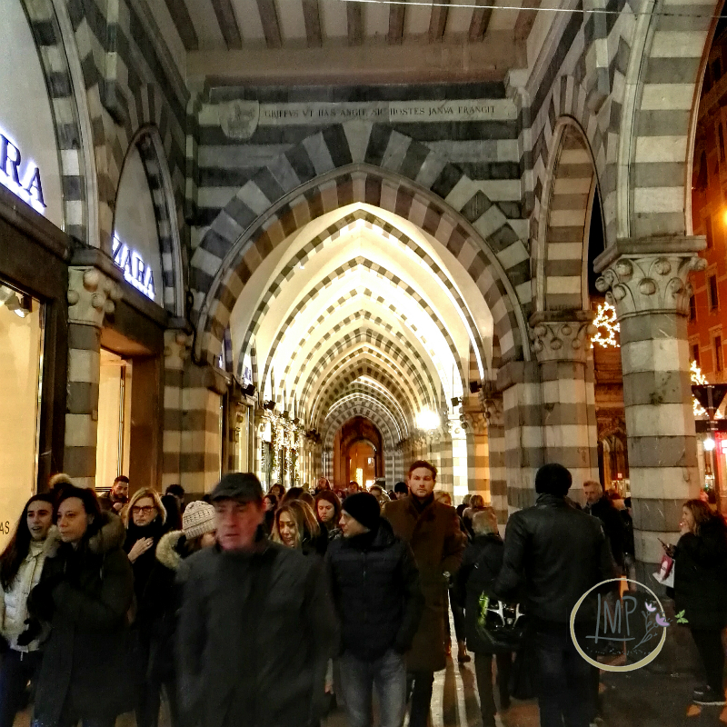Natale a Genova Via XX portici illuminati