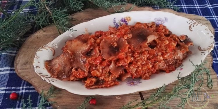 Ragù di coniglio e funghi chiodini su piatto