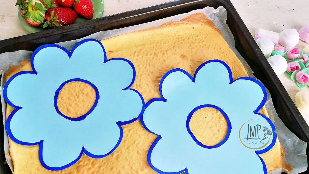 Cream tart Bisquit con fiori di carta