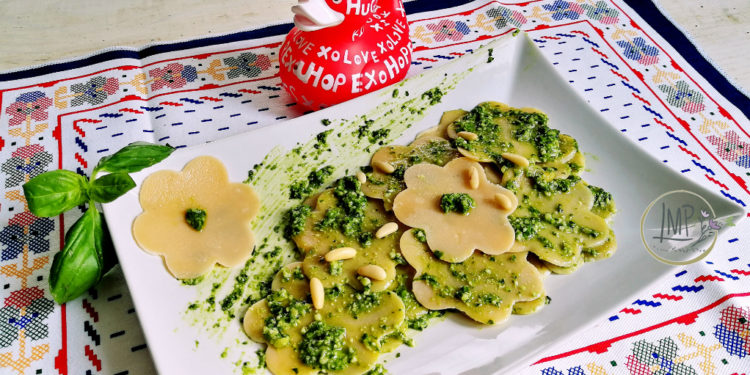 Margherite di salmone al pesto su piatto