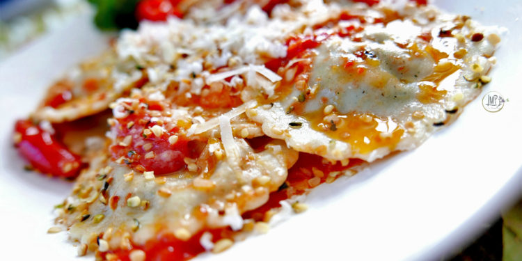 Ravioli radicchio gorgonzola e semi di canapa