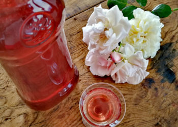 Acqua di rose in bottiglia e bicchierino
