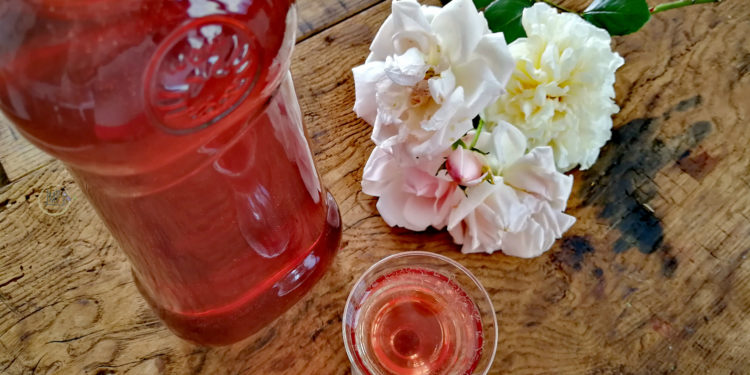 Acqua di rose in bottiglia e bicchierino