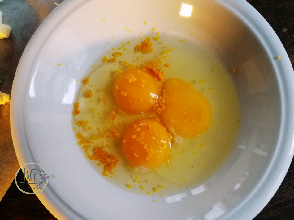 Uova con scorza d'arancia grattugiata