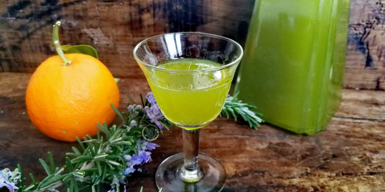 Liquore al rosmarino e arancia digestivo fatto in casa